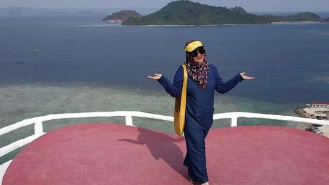 Warga menikmati wahana Pantai Sari Ringgung Pesawaran Lampung 