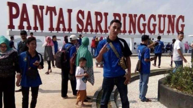 Warga menikmati wahana Pantai Sari Ringgung Pesawaran Lampung
