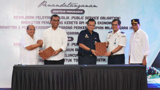 Penandatanganan kontrak Public Service Obligation Pelni dan KAI.