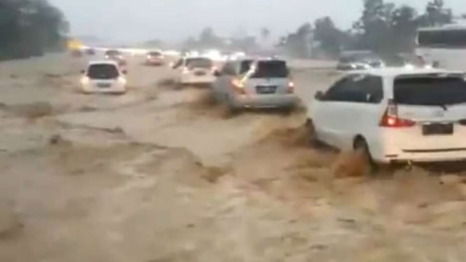 Banjir landa jalan Tol Cipali KM 135.