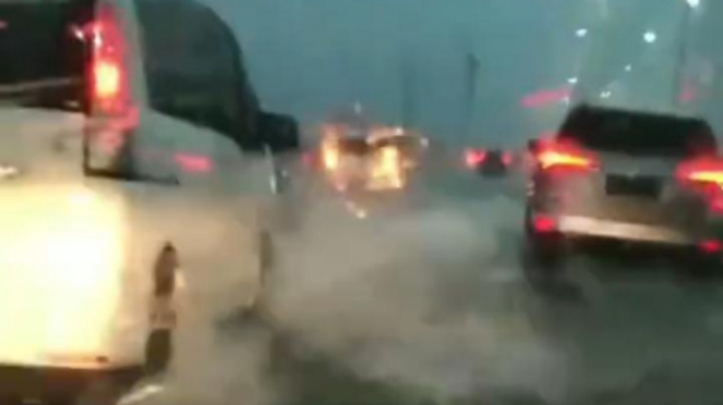 Tol Layang Jakarta-Cikampek banjir.