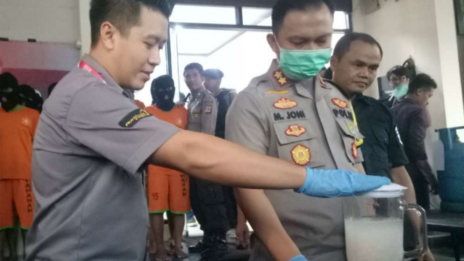 Polres Bogor memusnahkan barang bukti sabu-sabu.
