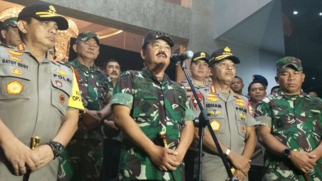 Panglima TNI dan Kapolri lakukan pemantauan malam tahun baru 2020.