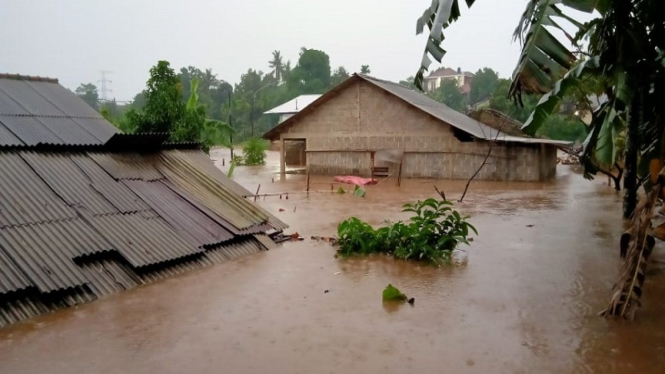 Banjir di Depok menenggelamkan rumah