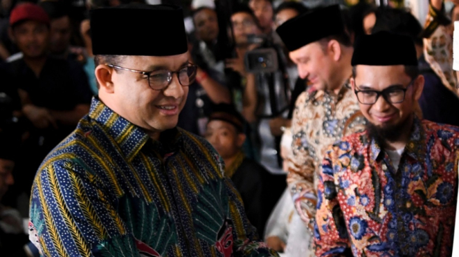 Anies Baswedan dan Ustaz Adi Hidayat.