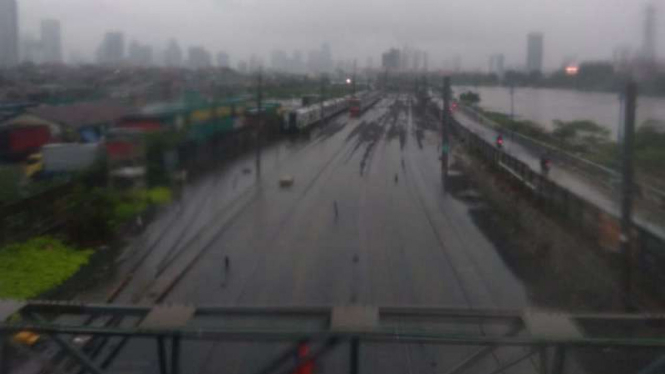 Kondisi stasiun Tanah Abang. Rel sudah terendam air.