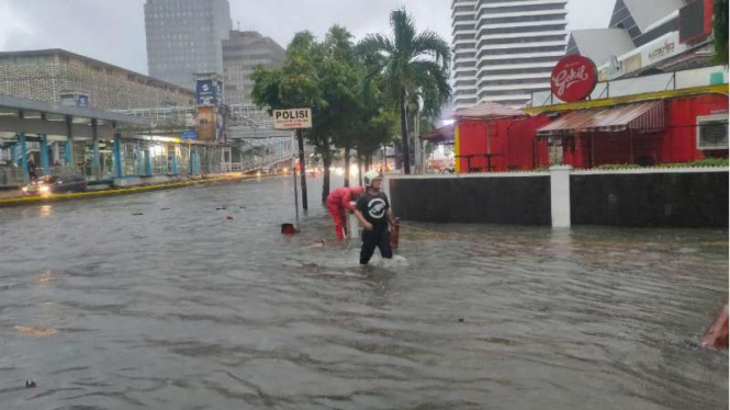 Banjir dengan tinggi sebetis orang dewasa di depan Sarinah, Jln. MH Thamrin.