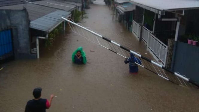 Banjir di Depok, tewaskan satu warga.