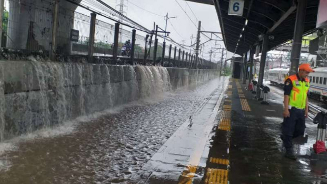 Air luapan dari kali Ciliwung membanjiri stasiun Tanah Abang.