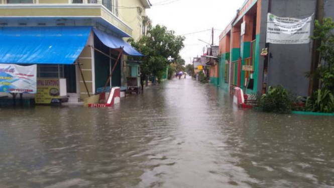 Banjir di kawasan pemukiman warga di Bekasi.