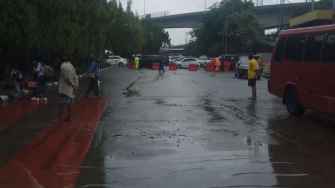 Pengalihan kendaraan di Cawang, Jakarta Timur, akibat banjir.