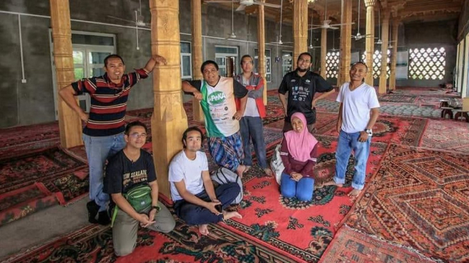Perjalanan turis Malaysia ke Xinjiang dan mencari masjid untuk salat. - Facebook Khir Ariffin