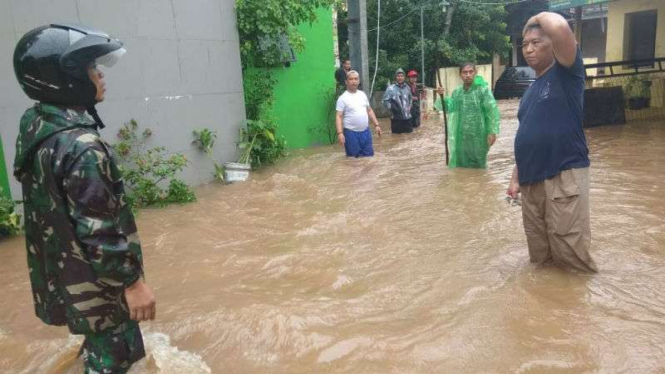 Banjir di pemukiman warga di wilayah Depok, Jawa Barat.