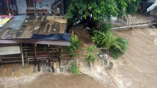 Hujan intensitas tinggi membuat Kali Cipinang meluap 1 Januari 2020