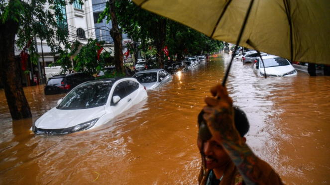 Mobil dan bus Transjakarta terendam banjir di Jalan Kemang Raya, Jakarta Selatan