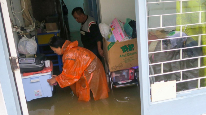 Banjir masuk rumah warga di  kawasan Pasar Baru, Jakarta Pusat.