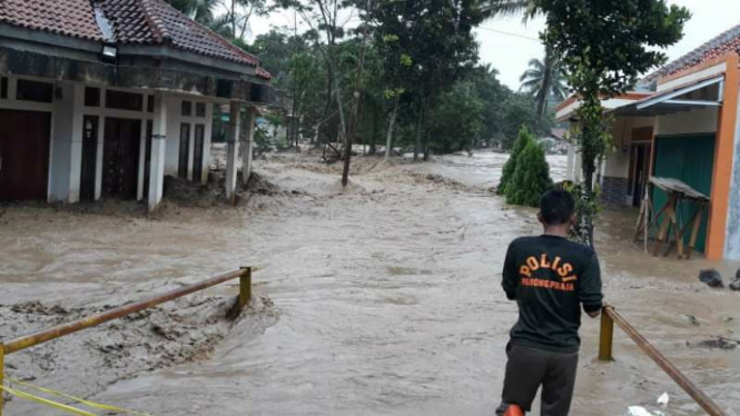 Kawasan barat Kabupaten Bogor di Jawa Barat dilaporkan diterjang banjir bandang pada Rabu, 1 Januari 2020, gara-gara air Sungai Cidurian meluap menyusul hujan deras dan terus-menerus sejak kemarin.