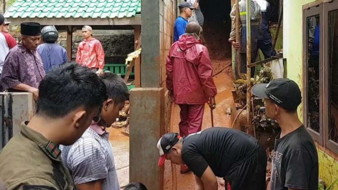 Evakuasi korban tewas akibat longsor di Depok, Rabu 1 Januari 2020.