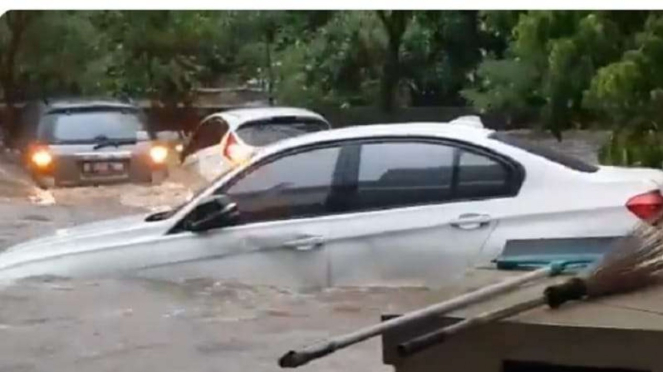 Mobil BMW hanyut terbawa arus banjir