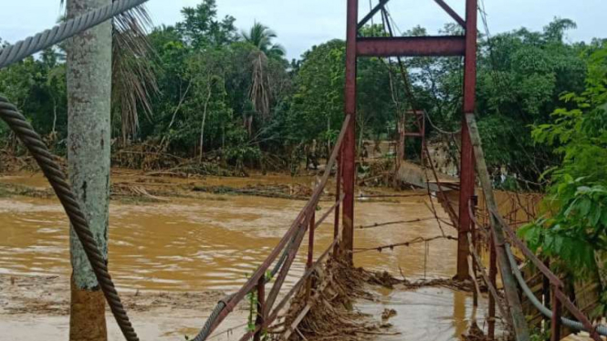 Jembatan yang hancur akibat terjangan banjir di Lebak, Banten.