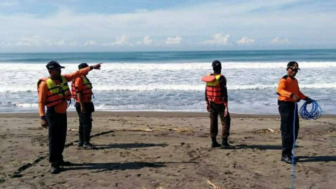 Tim SAR menyisir Pantai Lembu Purwo, Kebumen, Jawa Tengah, untuk mencari dua remaja yang hilang usai terseret ombak di pantai itu pada Rabu, 1 Januari 2020.