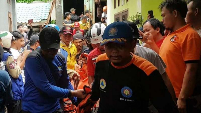 Evakuasi korban tewas akibat tanah longsor di Depok, Bogor, Rabu, 1 Januari 2020.