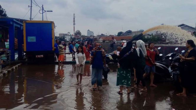 Petugas kerahkan mesin pompa untuk atasi banjir di Kampung Pulo Jakarta Timur, 1 Januari 2020.
