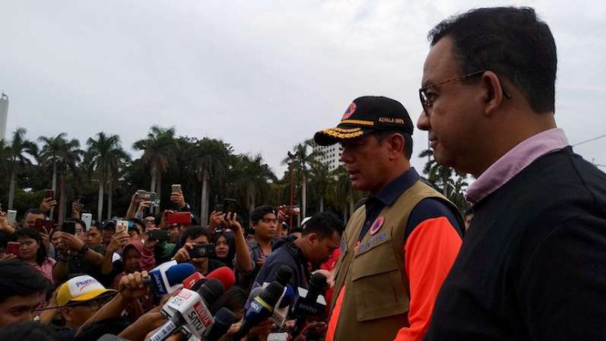 Kepala BNPB Doni Monardo dan Gubernur DKI Jakarta Anies Baswedan pantau banjir, 1 Januari 2020.