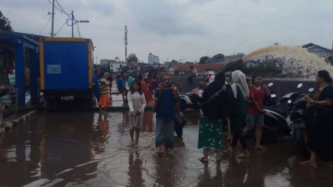 Delapan pompa air diaktifkan untuk atasi banjir Kampung Pulo, Jatinegara, Jakarta Timur.