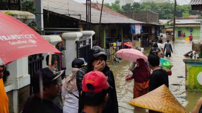 Permukiman warga Perumahan Ciputat Baru, Tangerang Selatan, Banten, kebanjiran hingga menewaskan seorang pria akibat tersengat listrik pada Rabu, 1 Januari 2020.