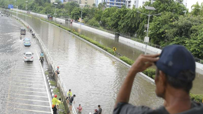 Ilustrasi tol dalam kota banjir