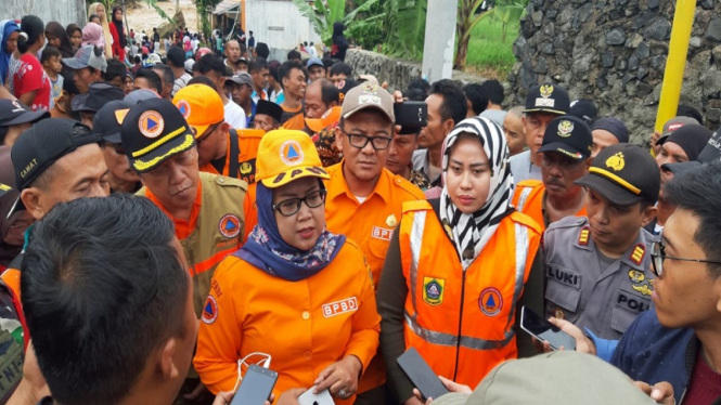 Bupati Bogor Ade Munawaroh Yasin  saat meninjau lokasi Banjir di Jasinga, Bogor.