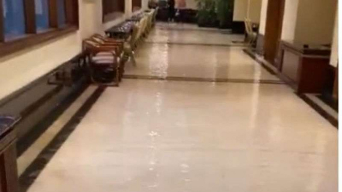 Banjir di lobby hotel Sultan