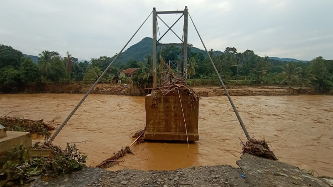 Jembatan putus akibat banjir bandang di Lebak Banten
