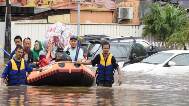 Petugas SAR mengevakuasi korban banjir di Jatibening Bekasi