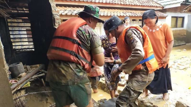 TNI mengevakuasi warga korban banjir bandang Lebak Banten