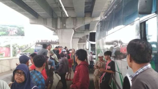 Penumpang bus turun lantaran lalu lintas di Tol Cikarang tak bergerak