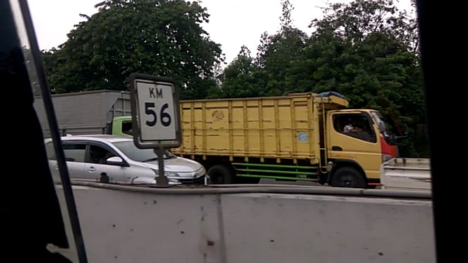 Kemacetan di Jalan Tol Cikampek Km 56