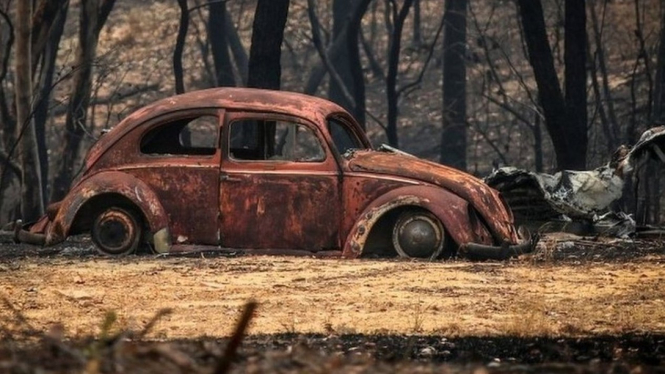 Bangkai mobil yang hancur dilanda kebakaran hutan di Balmoral, New South Wales - Getty Images