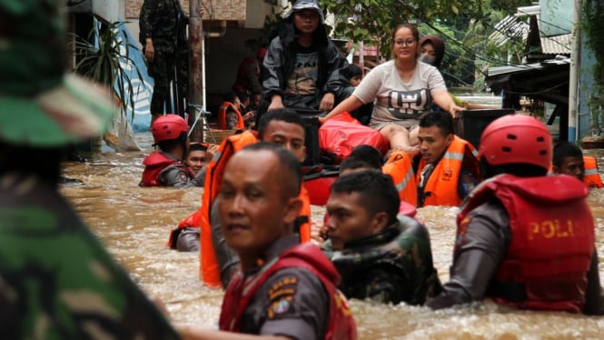 Hujan deras sepanjang Selasa malam dan Rabu pagi menyebabkan terjadinya lebih dari 100 titik banjir di Jakarta dan sekitarnya. - Antara