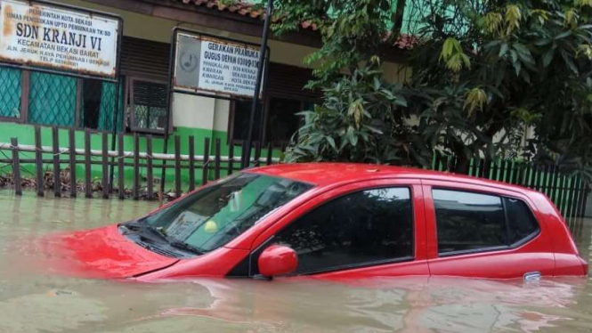 Ilustrasi mobil terendam banjir. 