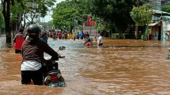 Banjir di kawasan Daan Mogot, Jakarta Barat pada Kamis, 2 Januari 2020.