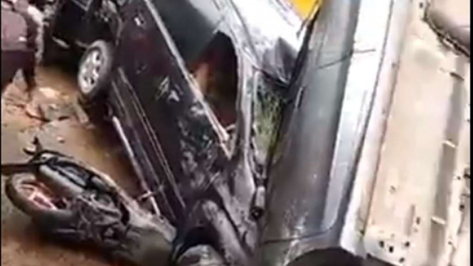 Kondisi mobil yang diterjang banjir di Bekasi