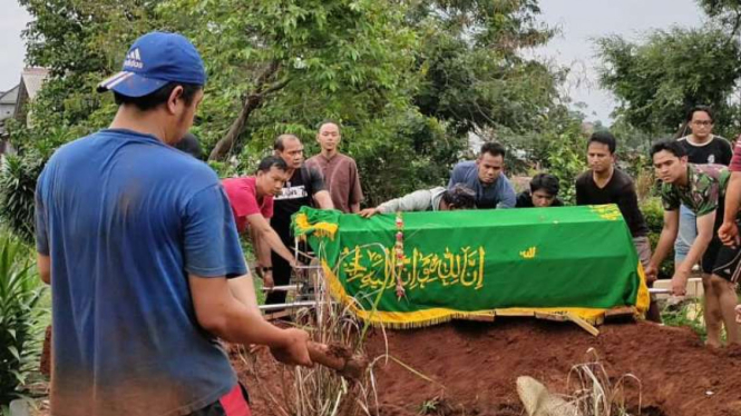 Sejumlah warga dalam pemakaman seorang korban tanah longsor di Kelurahan Pangkalan Jati Baru, Kecamatan Cinere, Depok, Jawa Barat, Kamis, 2 Januari 2020.