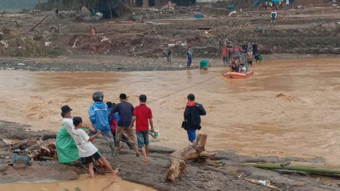 Evakuasi warga terkena banjir bandang di Lebak, Banten.
