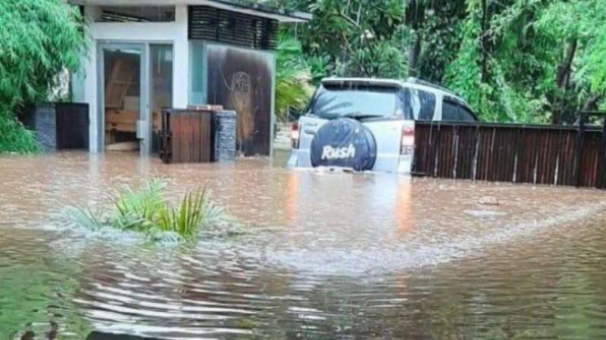 Rumah Ketua MPR Bambang Soesatyo di Kemang, Jakarta, turut kebanjiran.