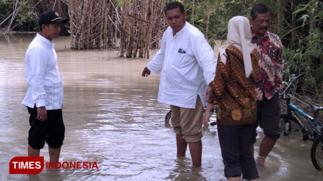 Kondisi jalan tergenang air di Desa Ngembung Kecamatan Cerme. (Foto: Akmal/TIMES Indonesia)