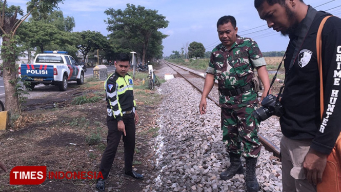 Petugas memeriksa jalur kereta api lokasi tertabraknya seorang petani oleh kereta api Logawa. (FOTO: Heppy/TIMES Indonesia)