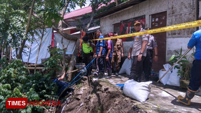 Petugas memasang penghalang di titik longsor tebing kali lahar Kelurahan Kepanjen Lor Kota Blitar (Kamis/1/2020). (Foto: Sholeh/TIMES Indonesia)