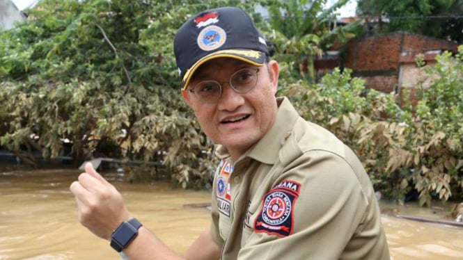 Menteri Sosial Juliari P Batubara saat meninjau banjir di Jabodetabek.